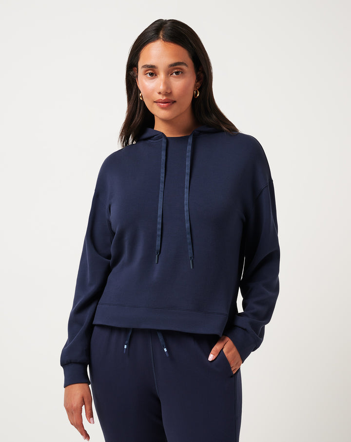 <img src="https://cdn.shopify.com/s/files/1/0252/0927/4404/files/TM-Combo-Logo-Block-Black-650.png?v=1580931784" alt=" TravisMathew Brand logo" align="middle" style="border:0;"><p><p>Skyloft Soft Crew Pullover</p>