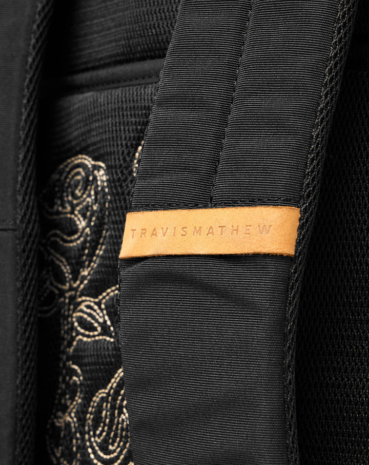 <img src="https://cdn.shopify.com/s/files/1/0252/0927/4404/files/TM-Combo-Logo-Block-Black-650.png?v=1580931784" alt=" TravisMathew Brand logo" align="middle" style="border:0;"><p><p>Coastal Backpack</p>