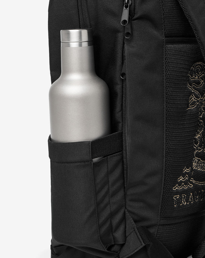 <img src="https://cdn.shopify.com/s/files/1/0252/0927/4404/files/TM-Combo-Logo-Block-Black-650.png?v=1580931784" alt=" TravisMathew Brand logo" align="middle" style="border:0;"><p><p>Coastal Backpack</p>