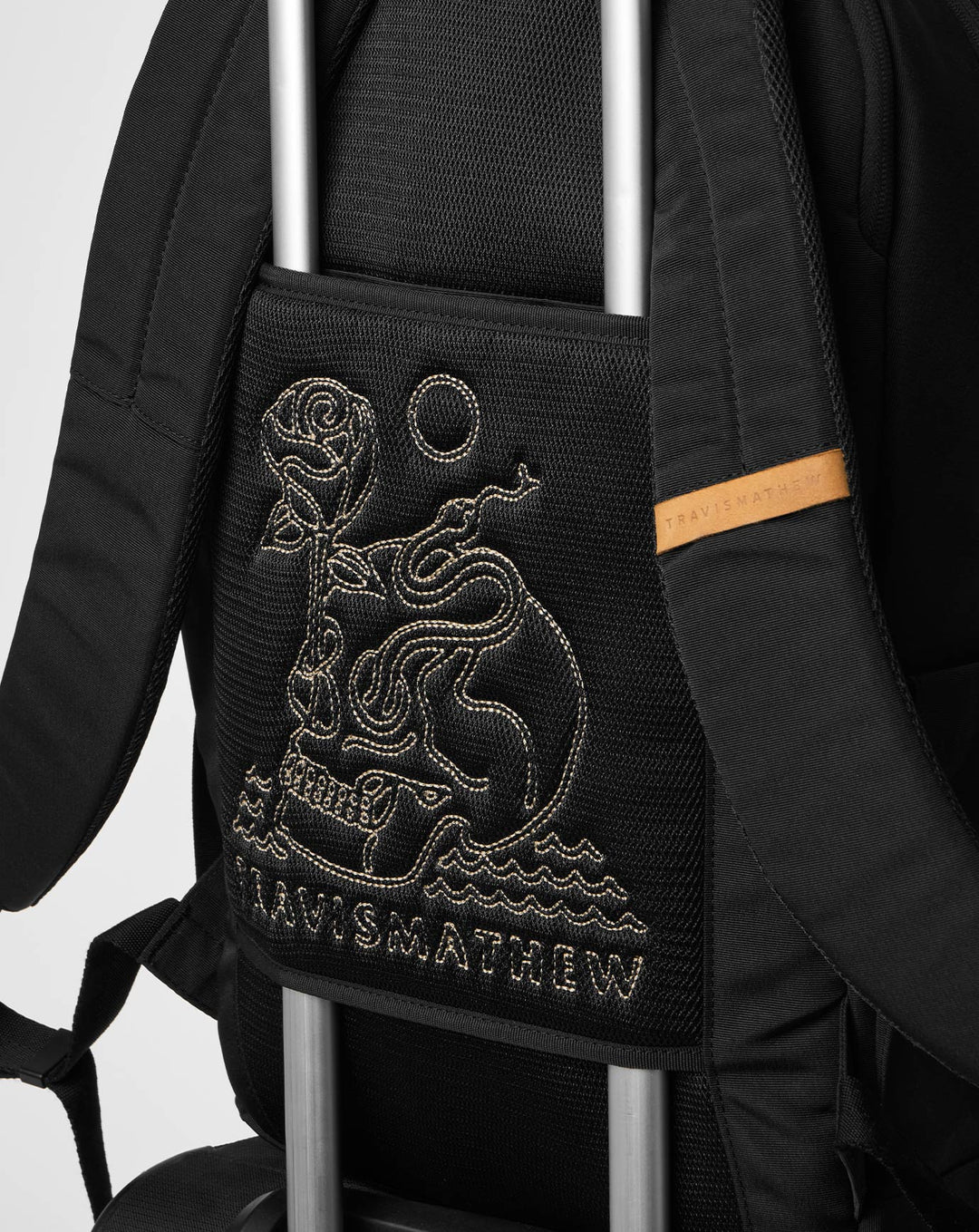 <img src="https://cdn.shopify.com/s/files/1/0252/0927/4404/files/TM-Combo-Logo-Block-Black-650.png?v=1580931784" alt=" TravisMathew Brand logo" align="middle" style="border:0;"><p><p>Coastal Backpack</p>