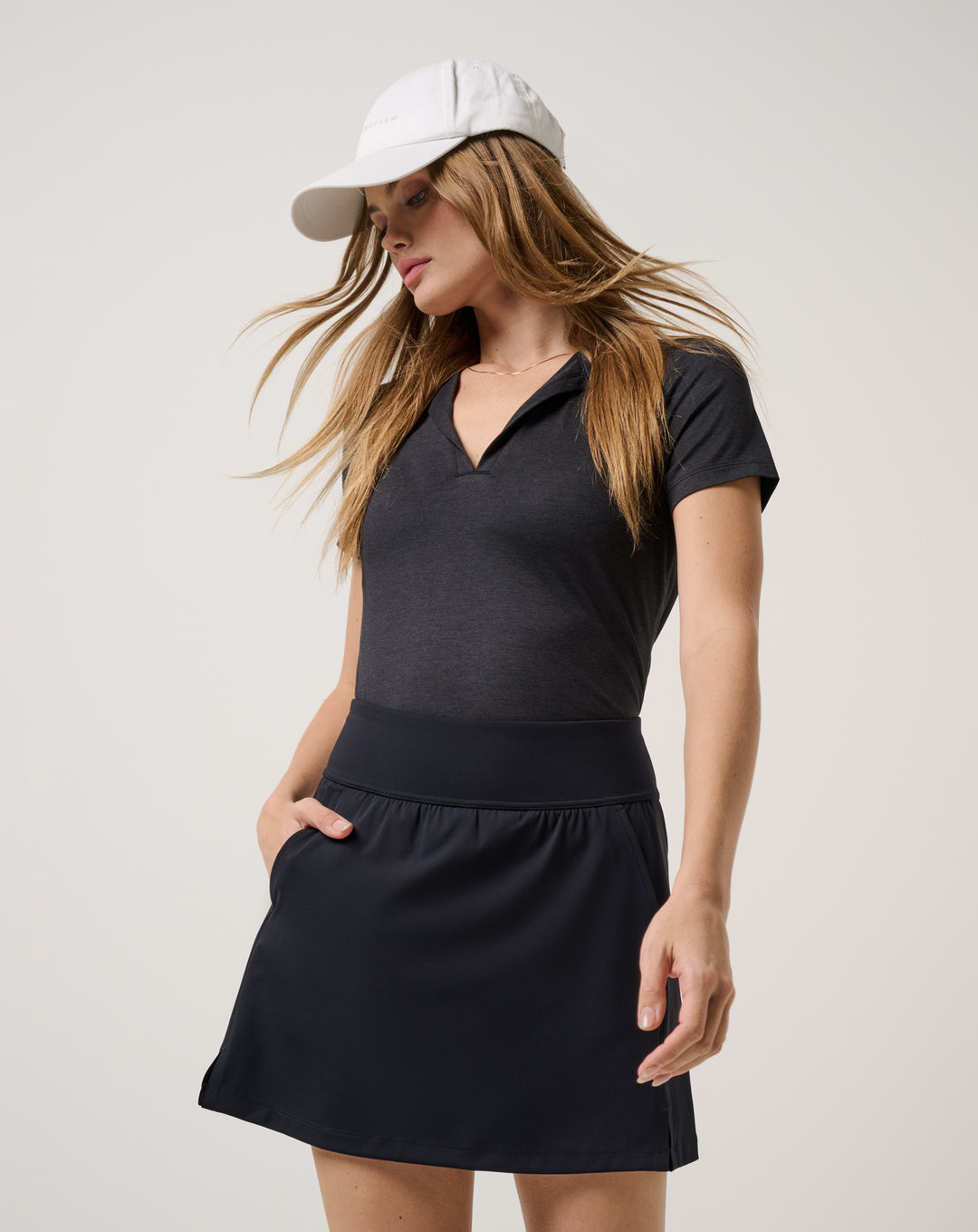 <img src="https://cdn.shopify.com/s/files/1/0252/0927/4404/files/TM-Combo-Logo-Block-Black-650.png?v=1580931784" alt=" TravisMathew Brand logo" align="middle" style="border:0;"><p><p>Skyloft Light SS Polo</p>