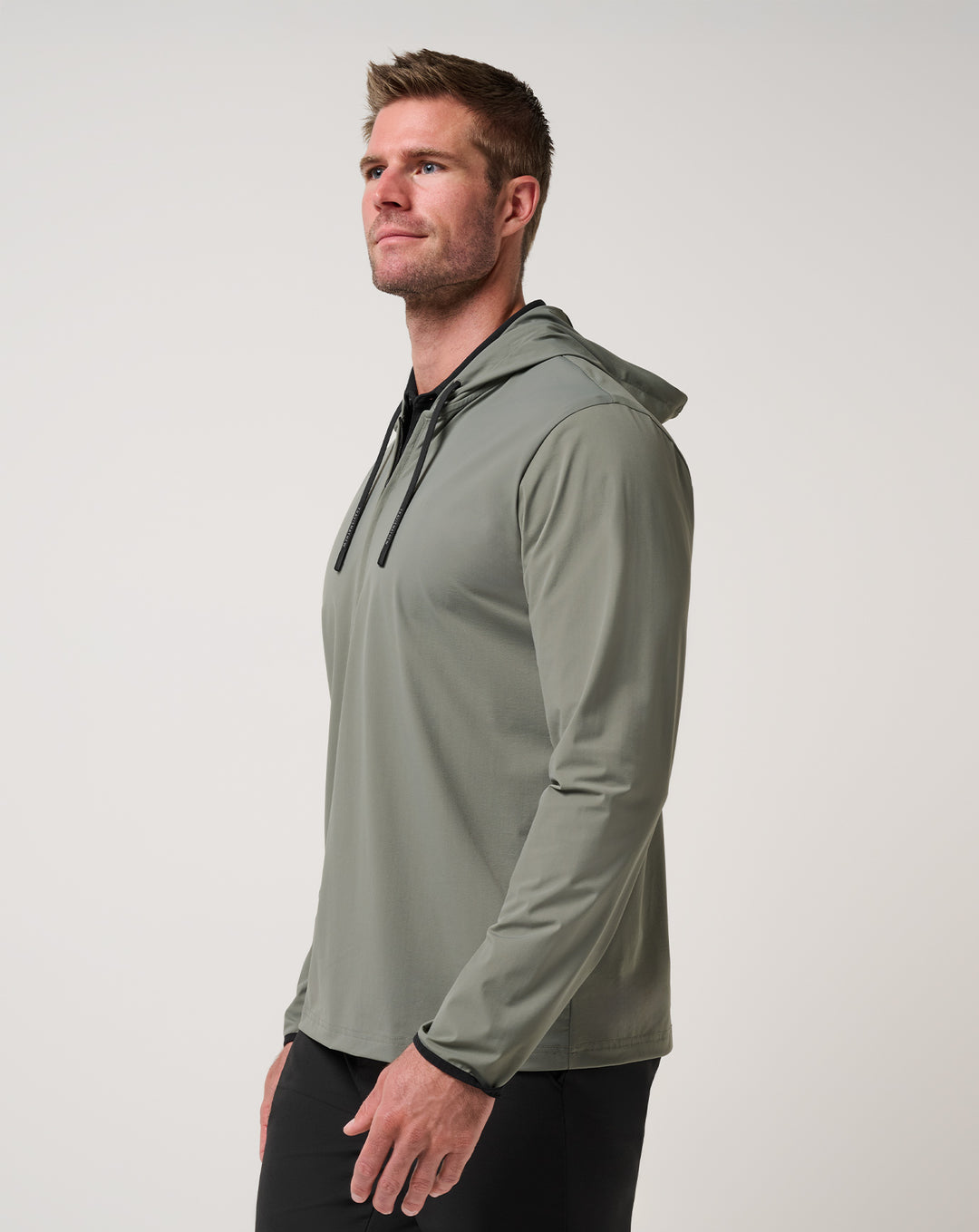 <img src="https://cdn.shopify.com/s/files/1/0252/0927/4404/files/TM-Combo-Logo-Block-Black-650.png?v=1580931784" alt=" TravisMathew Brand logo" align="middle" style="border:0;"><p><p>Hero Hour Tech Hoodie</p>
