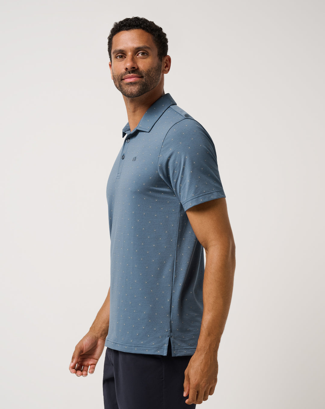 <img src="https://cdn.shopify.com/s/files/1/0252/0927/4404/files/TM-Combo-Logo-Block-Black-650.png?v=1580931784" alt=" TravisMathew Brand logo" align="middle" style="border:0;"><p><p>Performance Jersey Wave</p>