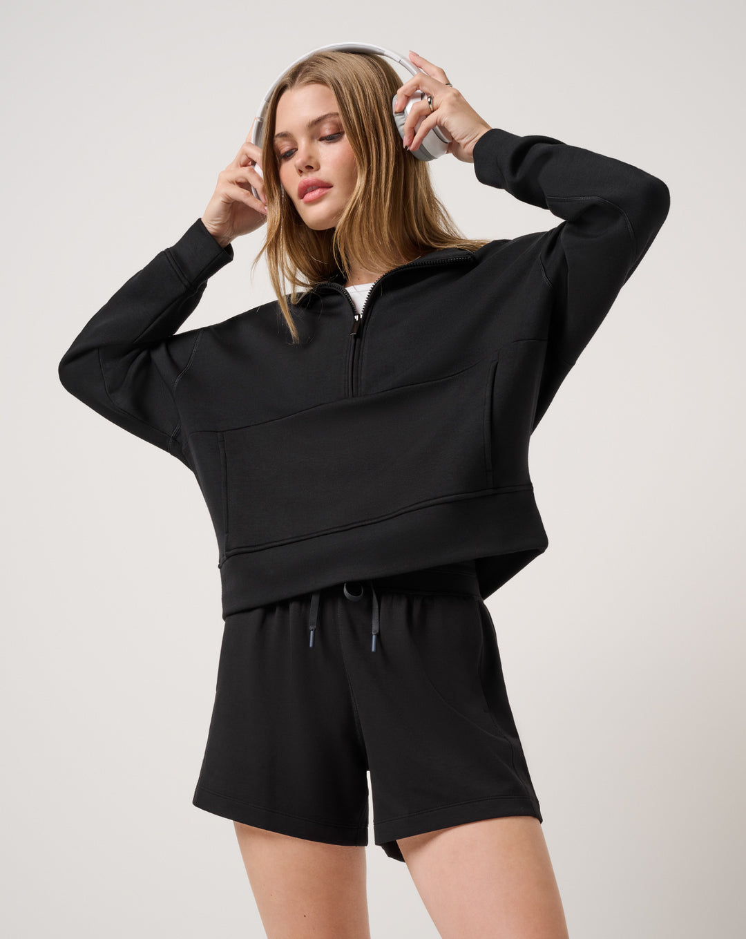 <img src="https://cdn.shopify.com/s/files/1/0252/0927/4404/files/TM-Combo-Logo-Block-Black-650.png?v=1580931784" alt=" TravisMathew Brand logo" align="middle" style="border:0;"><p><p>Skyloft Soft 1/2 Zip 2.0</p>