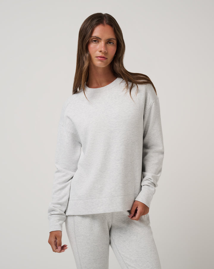 <img src="https://cdn.shopify.com/s/files/1/0252/0927/4404/files/TM-Combo-Logo-Block-Black-650.png?v=1580931784" alt=" TravisMathew Brand logo" align="middle" style="border:0;"><p><p>Skyloft Soft Crew</p>